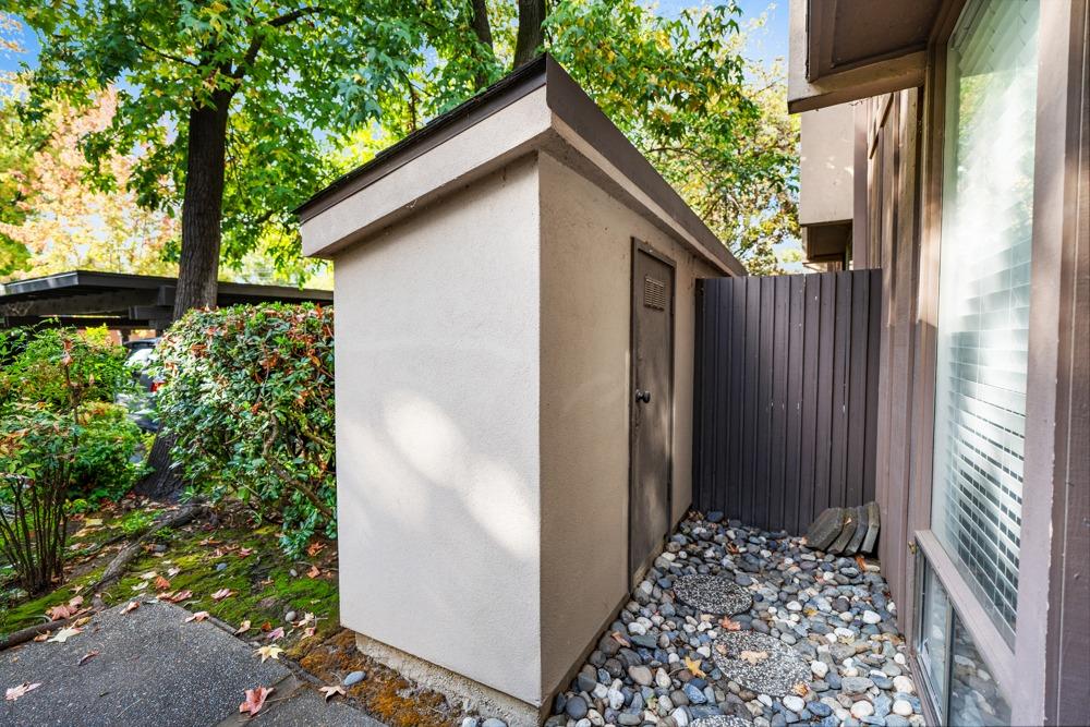 2290 Woodside Lane 3