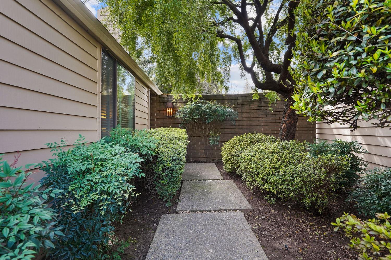 525 Hartnell Place