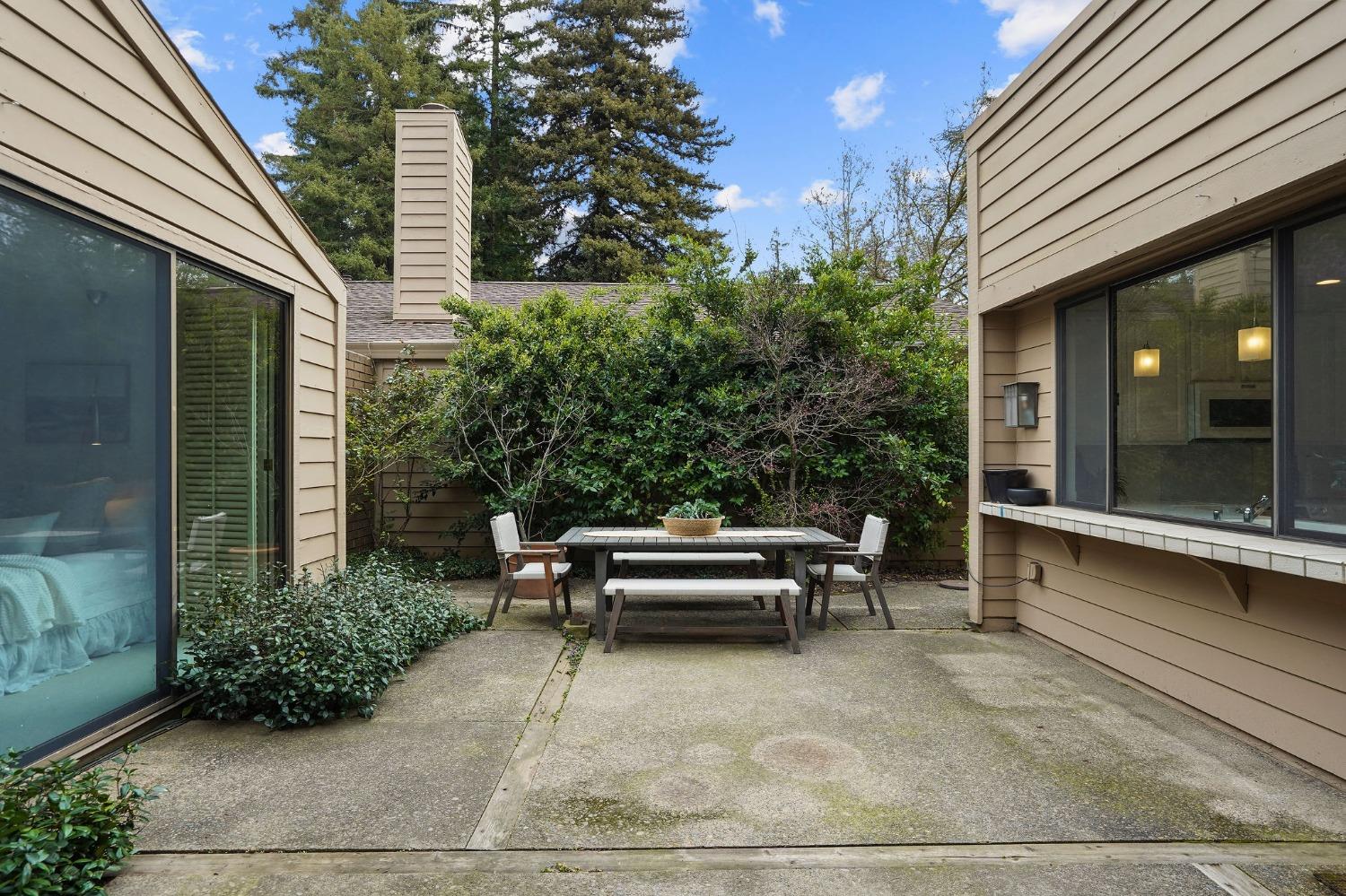 525 Hartnell Place