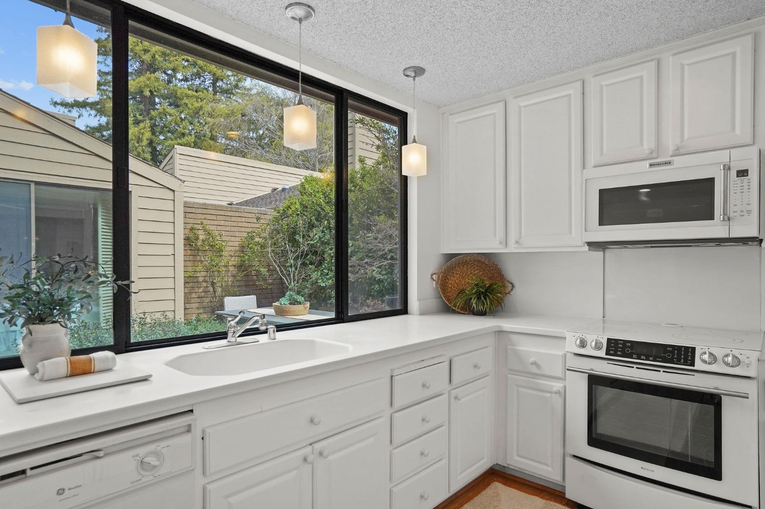 525 Hartnell Place