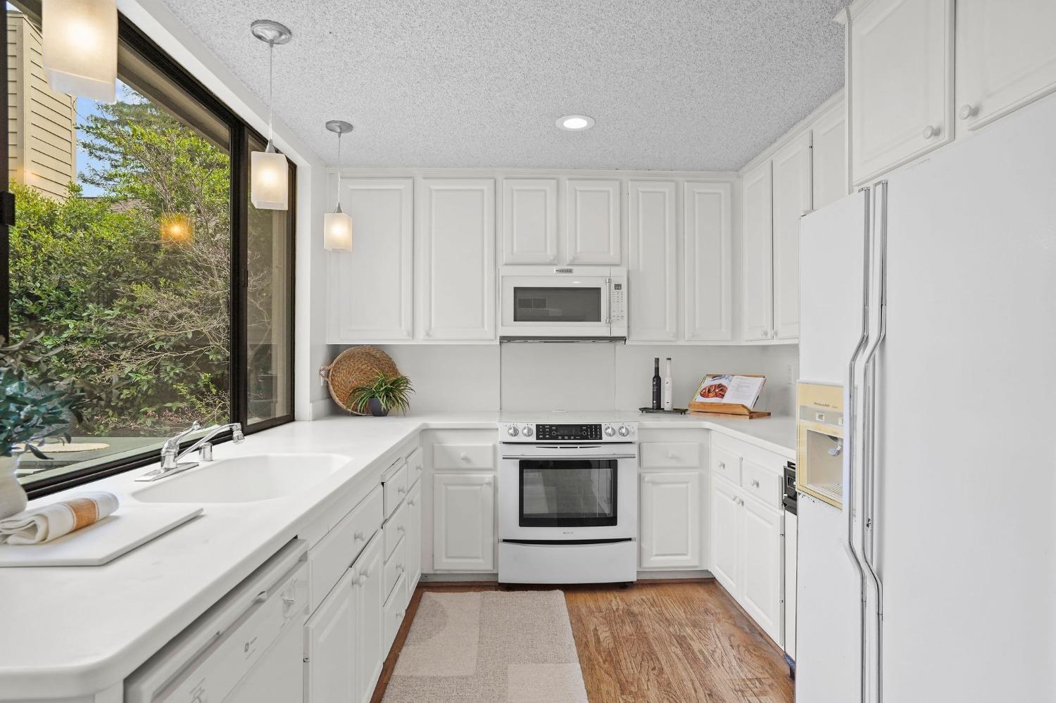 525 Hartnell Place