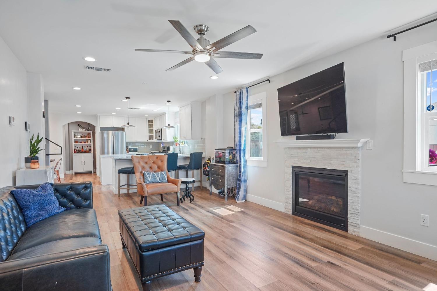 2741 Santa Clara Way