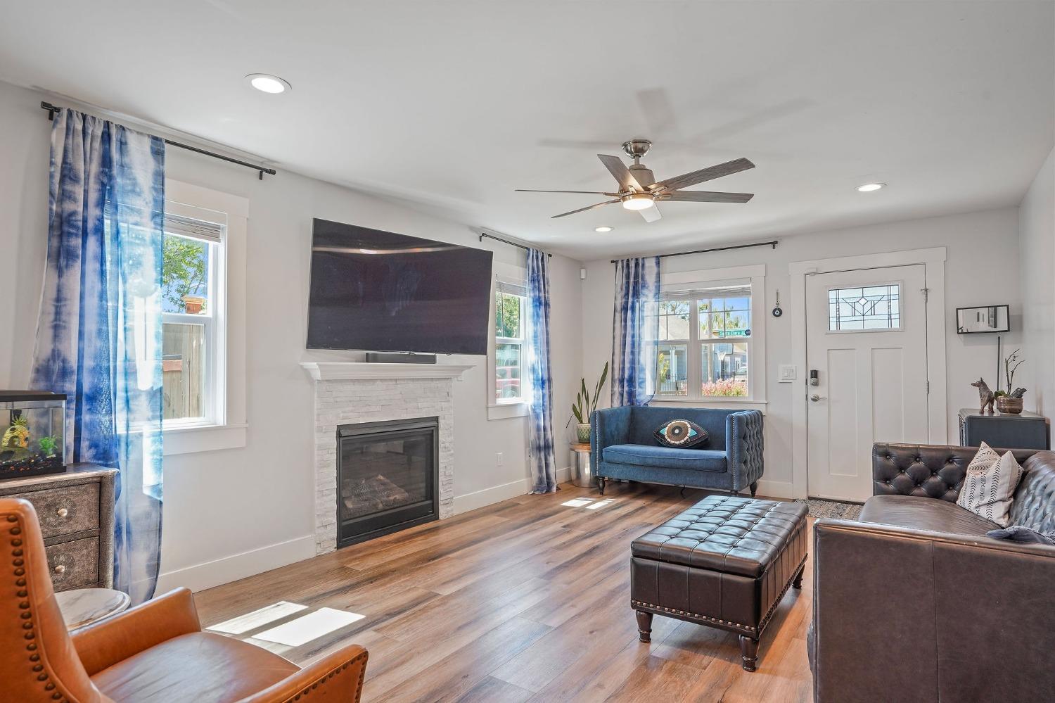 2741 Santa Clara Way