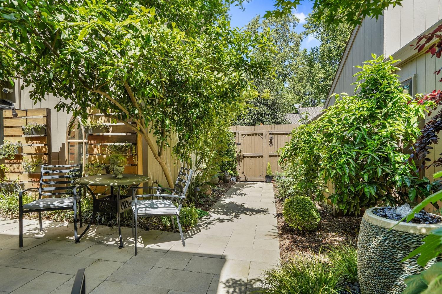 810 Dunbarton Circle