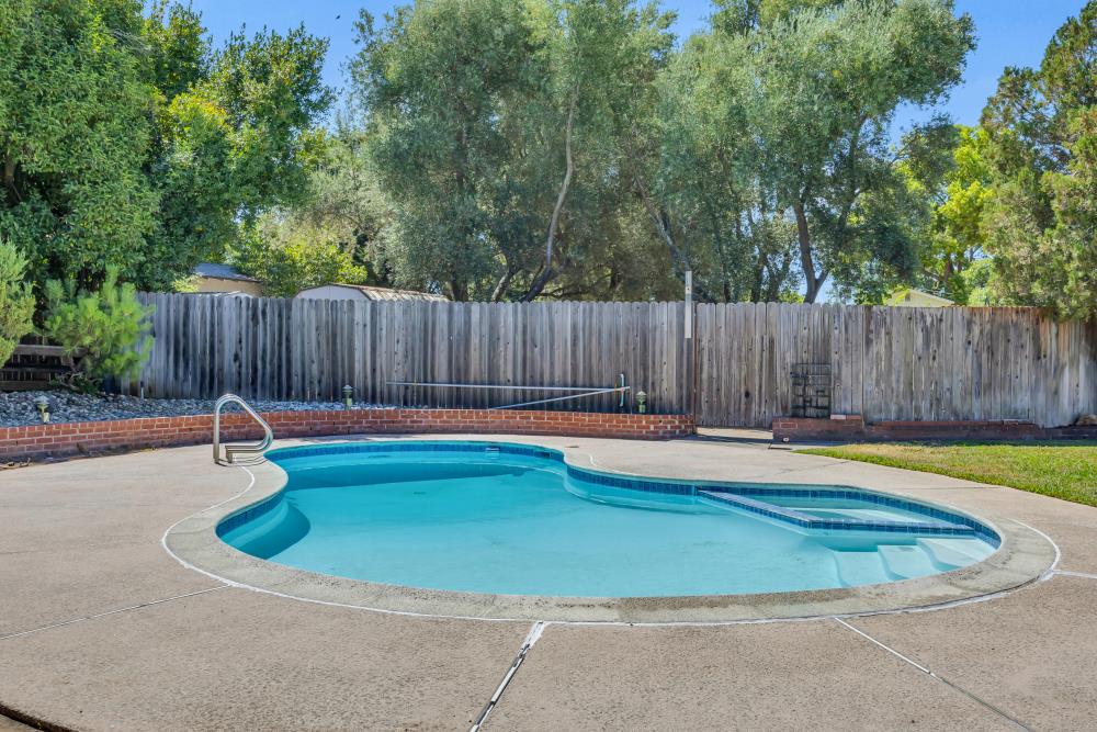 2710 Creekside Lane