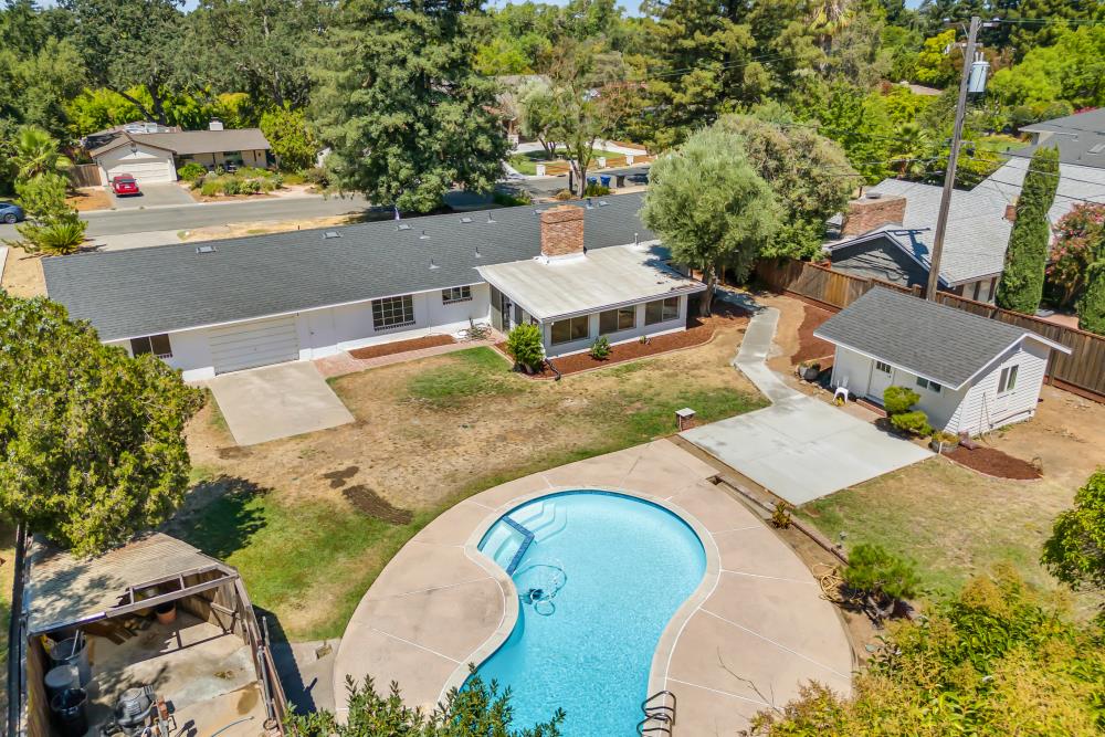2710 Creekside Lane