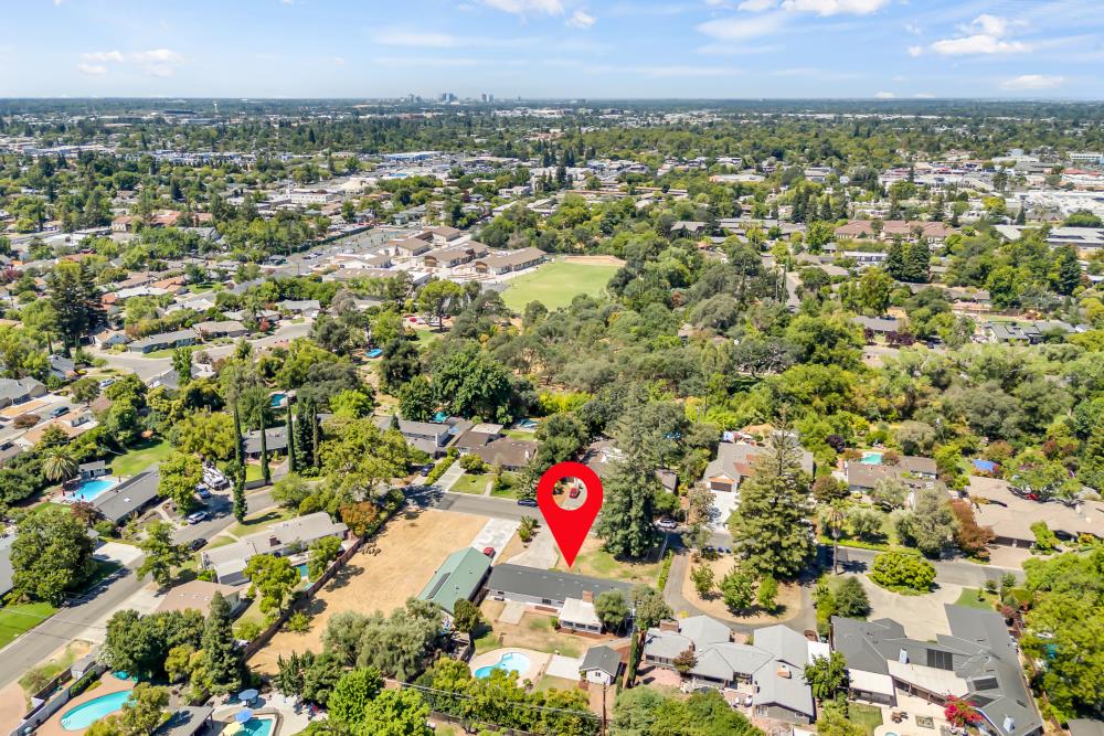 2710 Creekside Lane