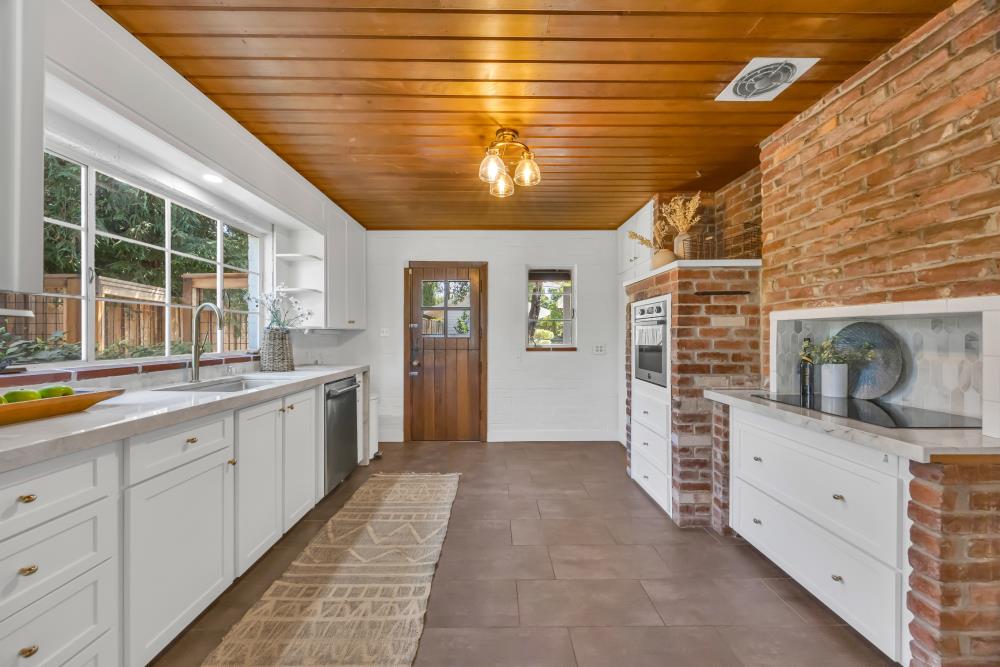 2710 Creekside Lane