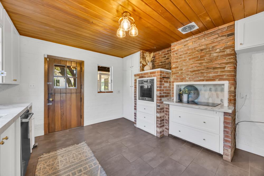 2710 Creekside Lane