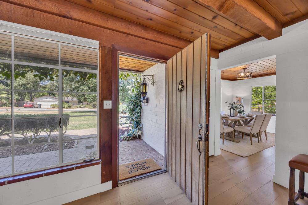 2710 Creekside Lane