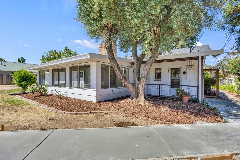 2710 Creekside Lane