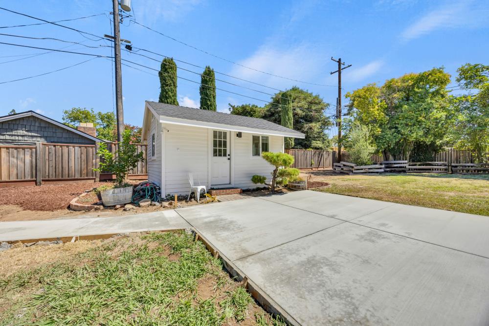 2710 Creekside Lane