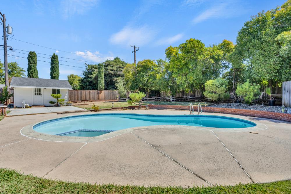 2710 Creekside Lane