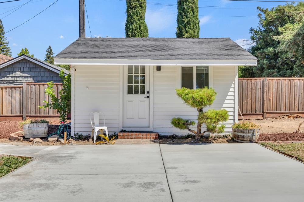 2710 Creekside Lane