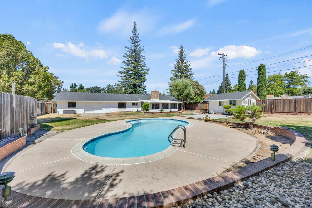 2710 Creekside Lane