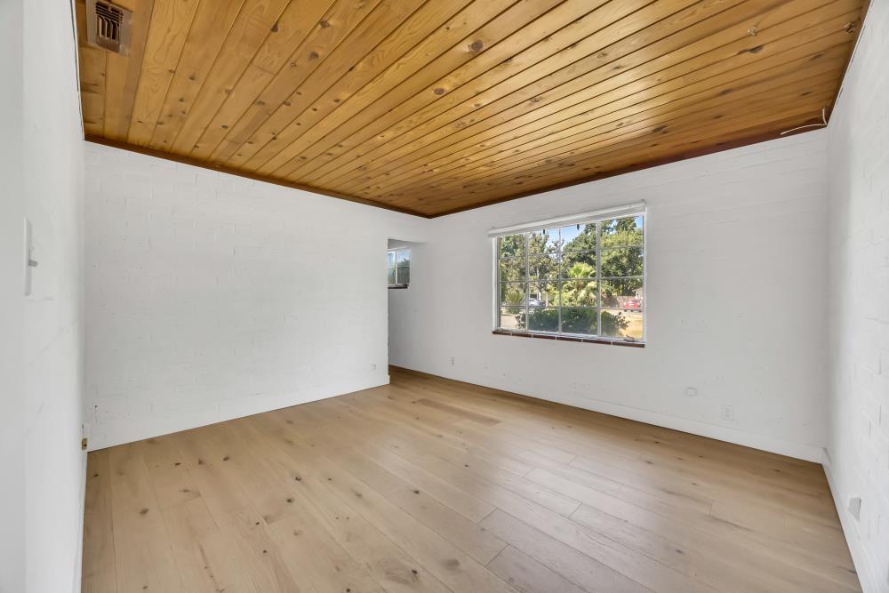 2710 Creekside Lane