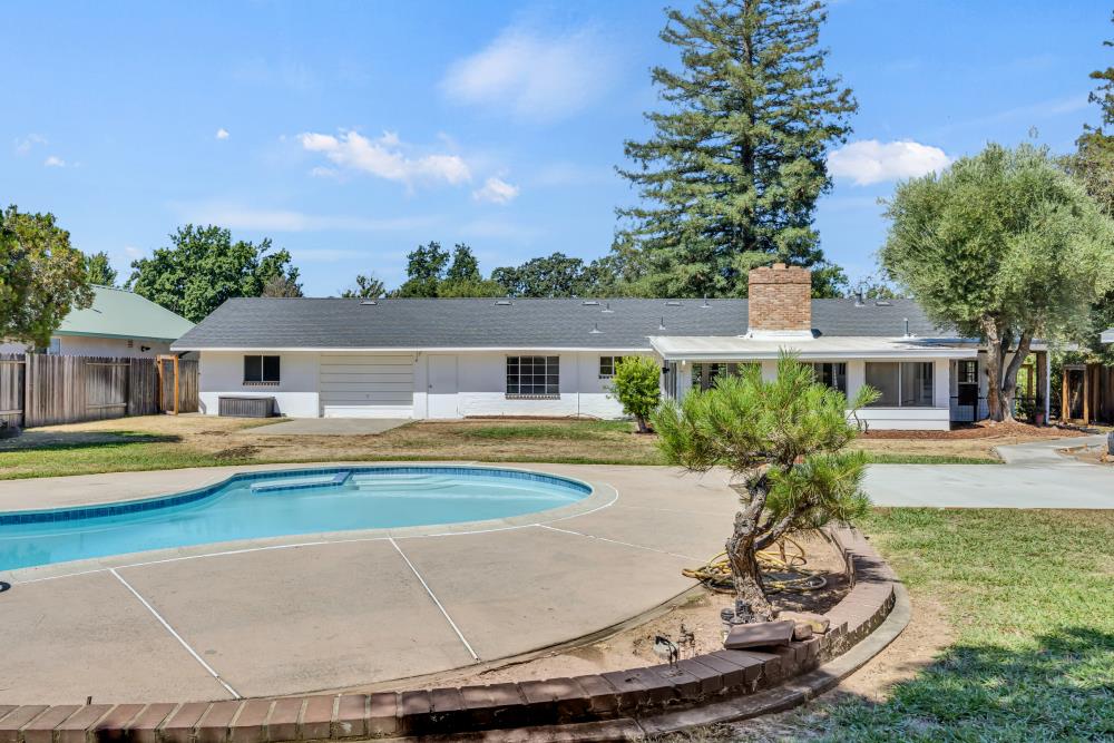 2710 Creekside Lane