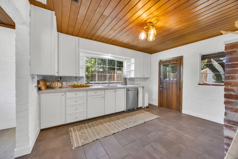 2710 Creekside Lane
