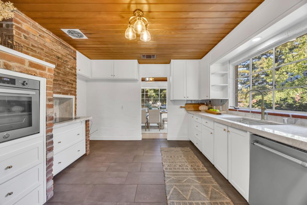 2710 Creekside Lane