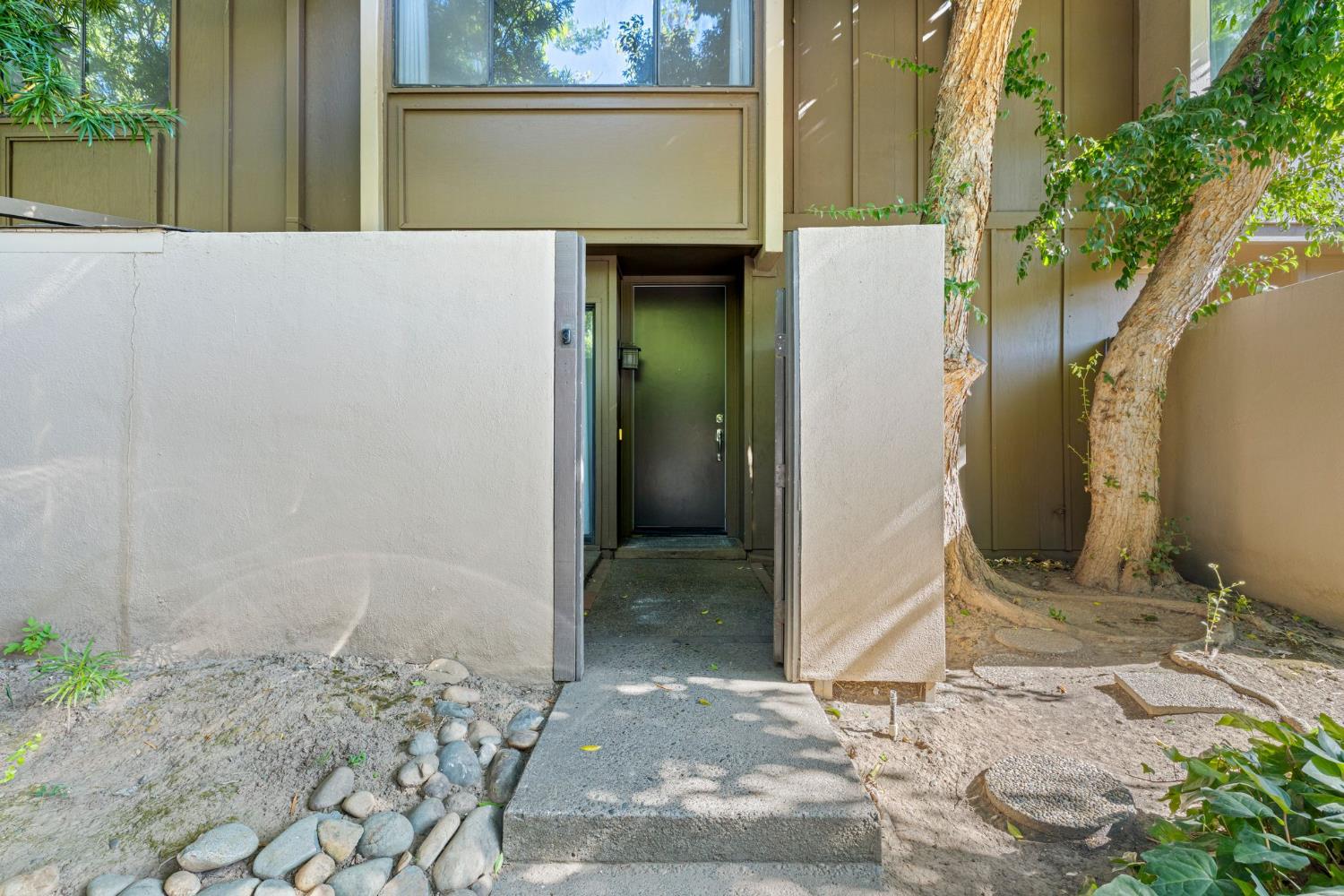 899 E Woodside Lane 3