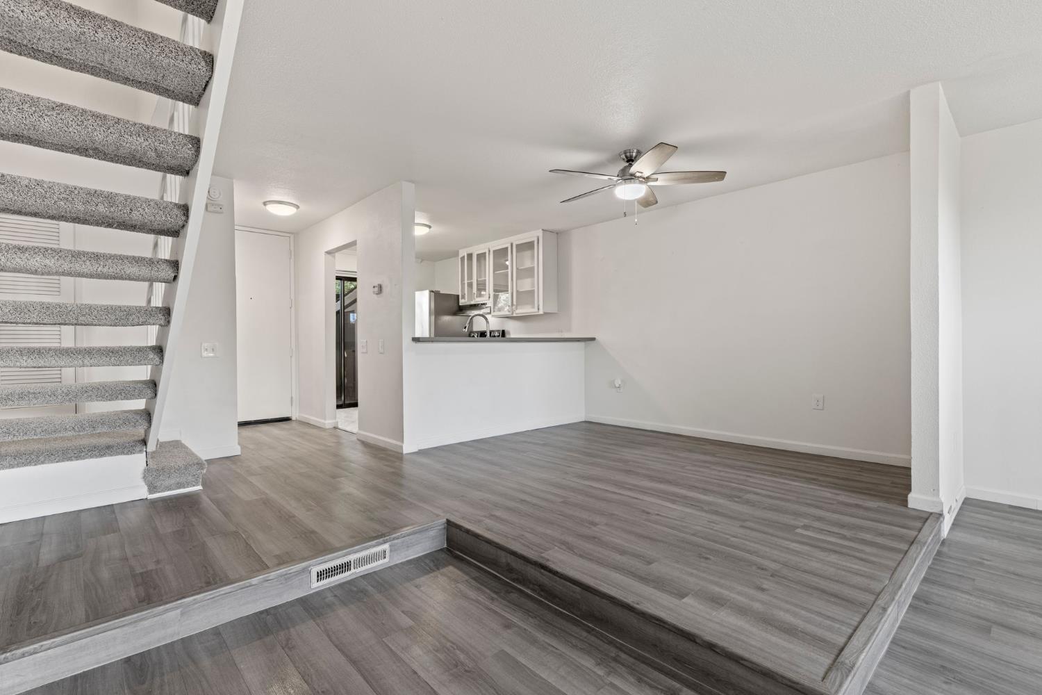 899 E Woodside Lane 3