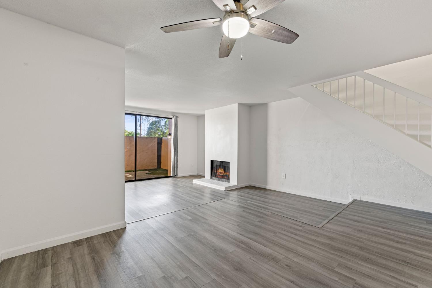 899 E Woodside Lane 3