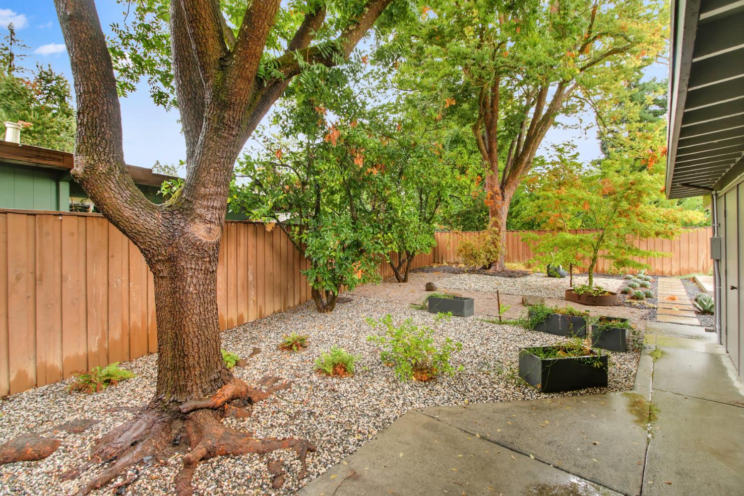2104 Hamlet Place