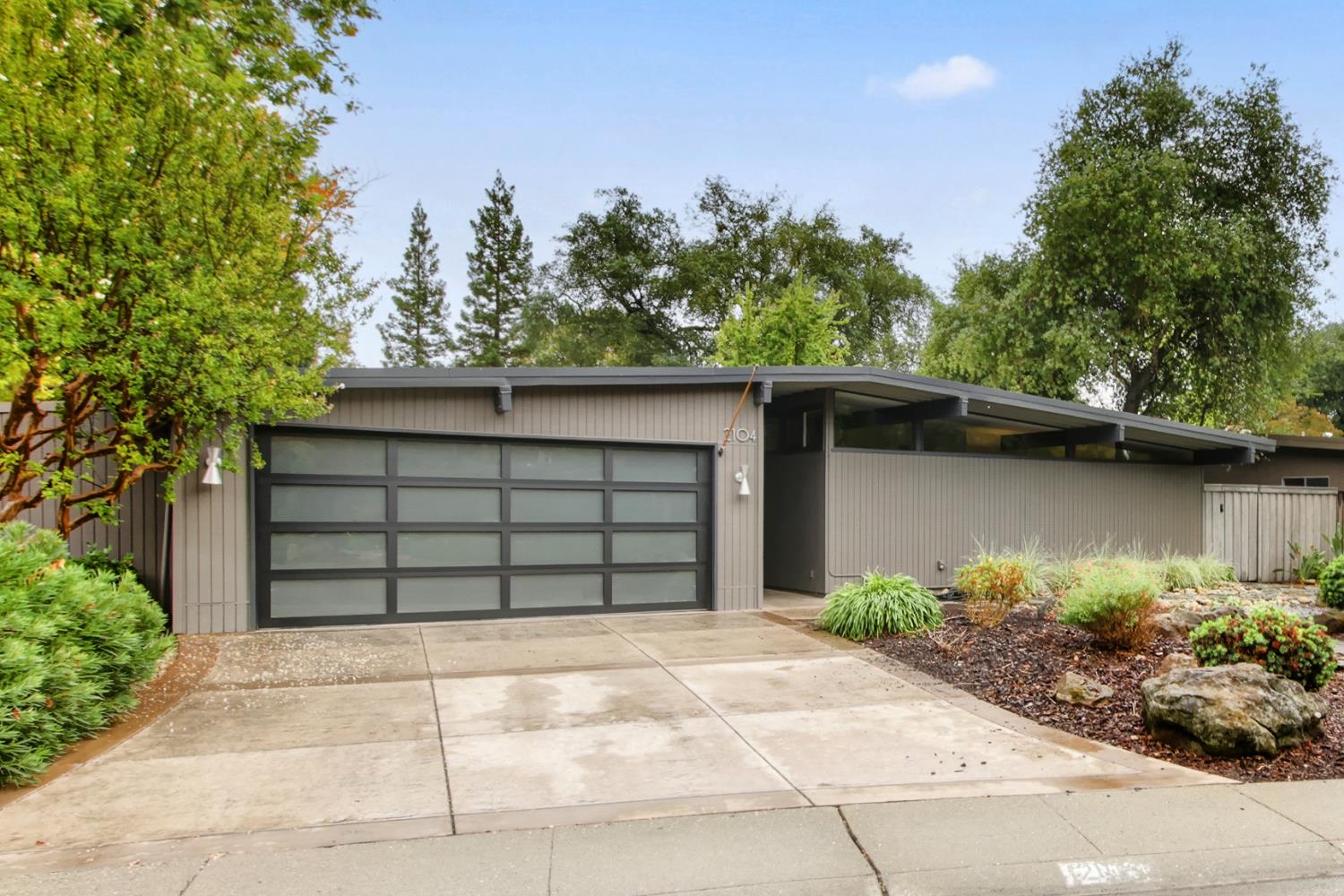 2104 Hamlet Place