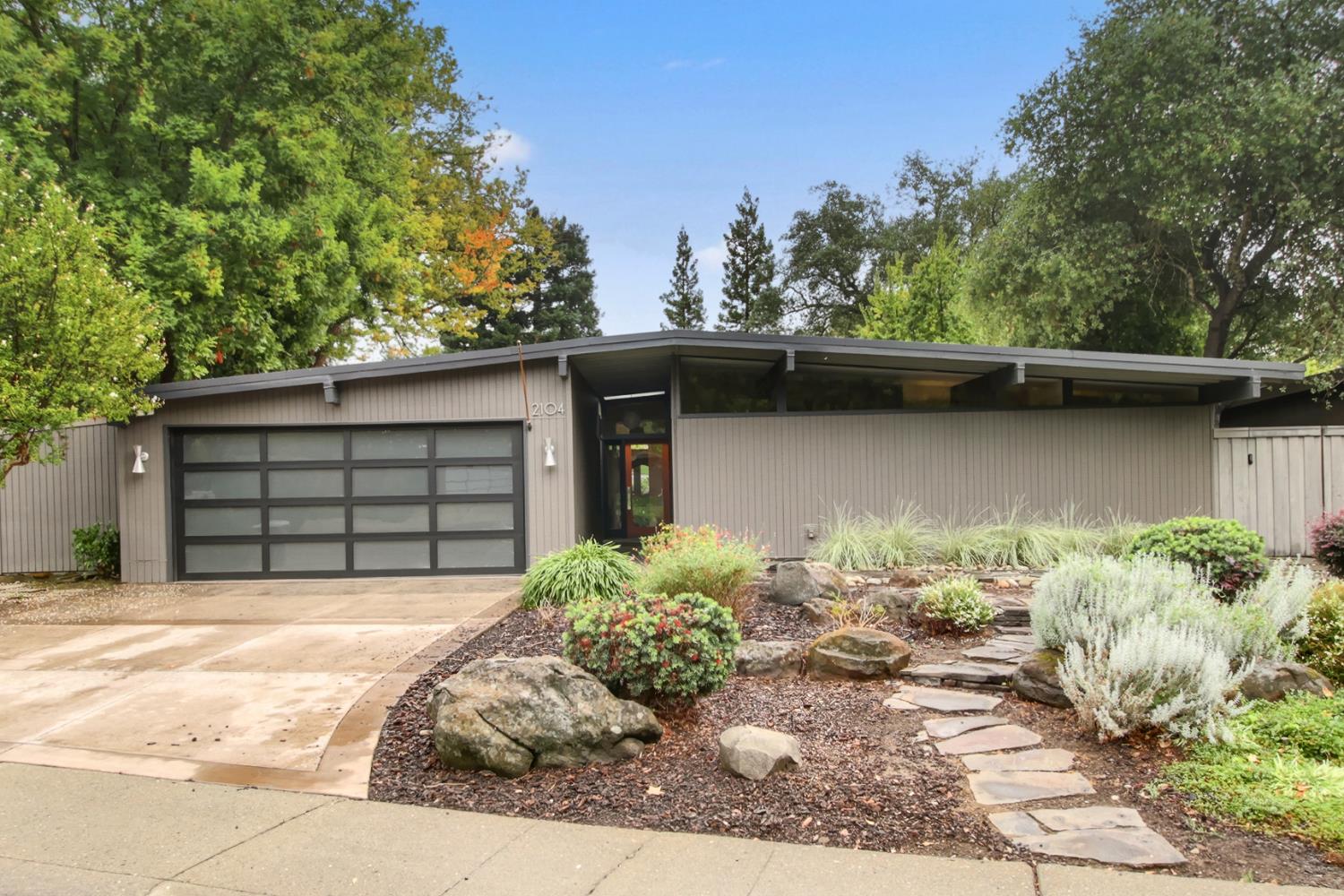2104 Hamlet Place