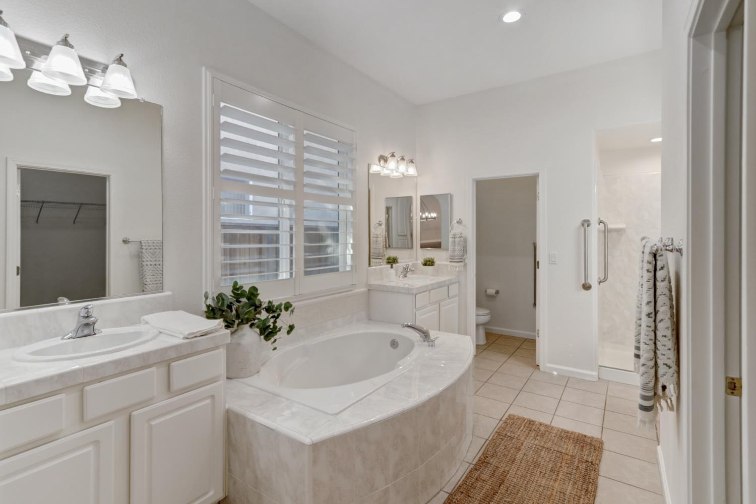 6219 Riverbank Circle