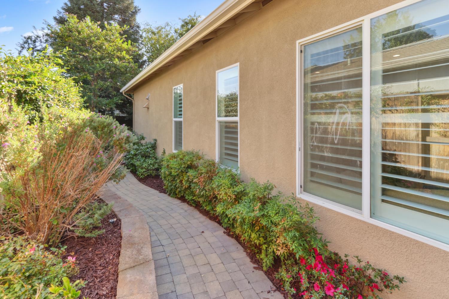 6219 Riverbank Circle