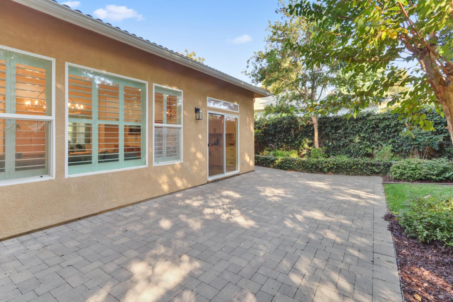 6219 Riverbank Circle