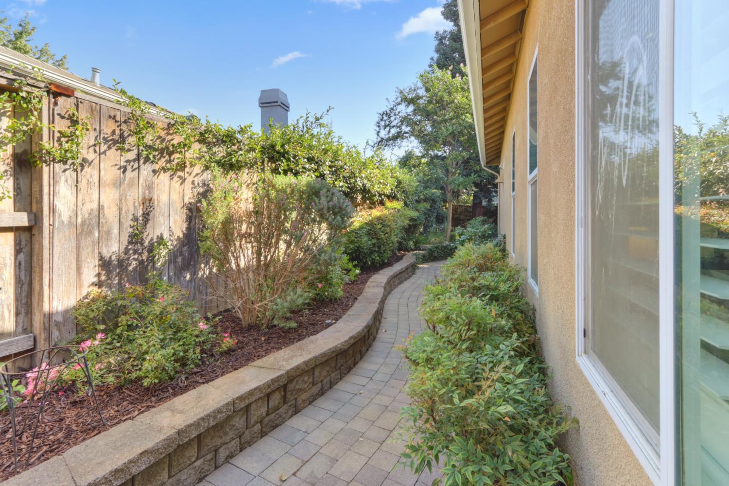 6219 Riverbank Circle