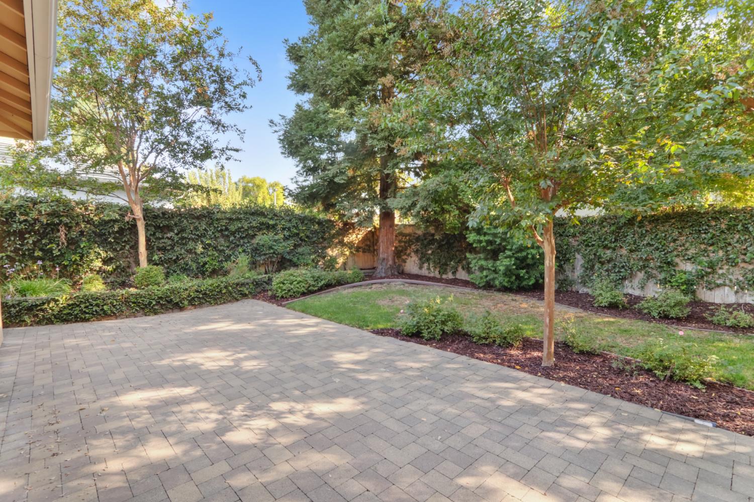 6219 Riverbank Circle