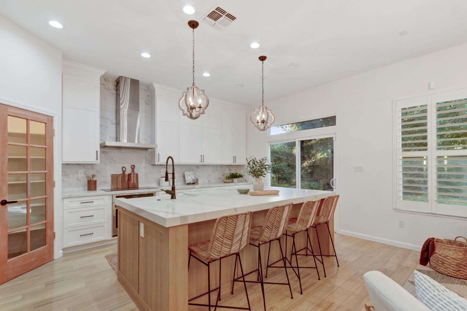 6219 Riverbank Circle