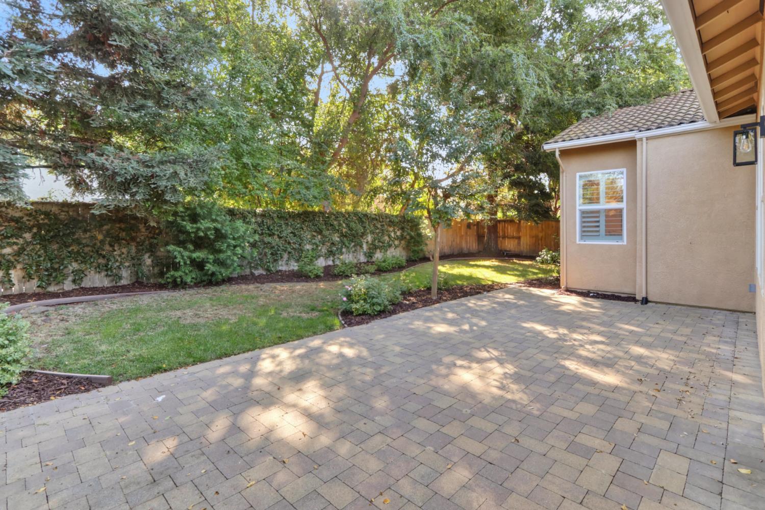 6219 Riverbank Circle