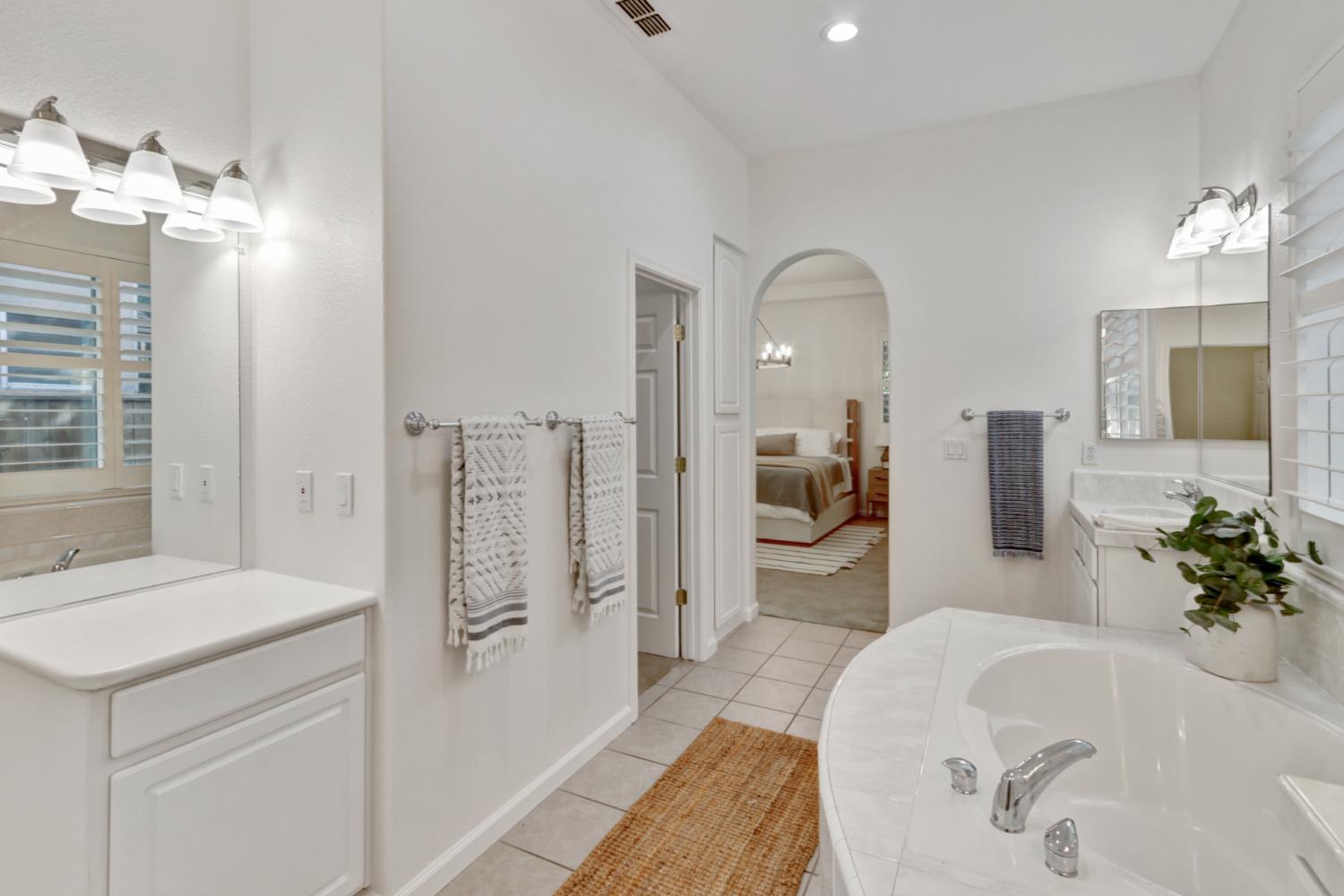 6219 Riverbank Circle