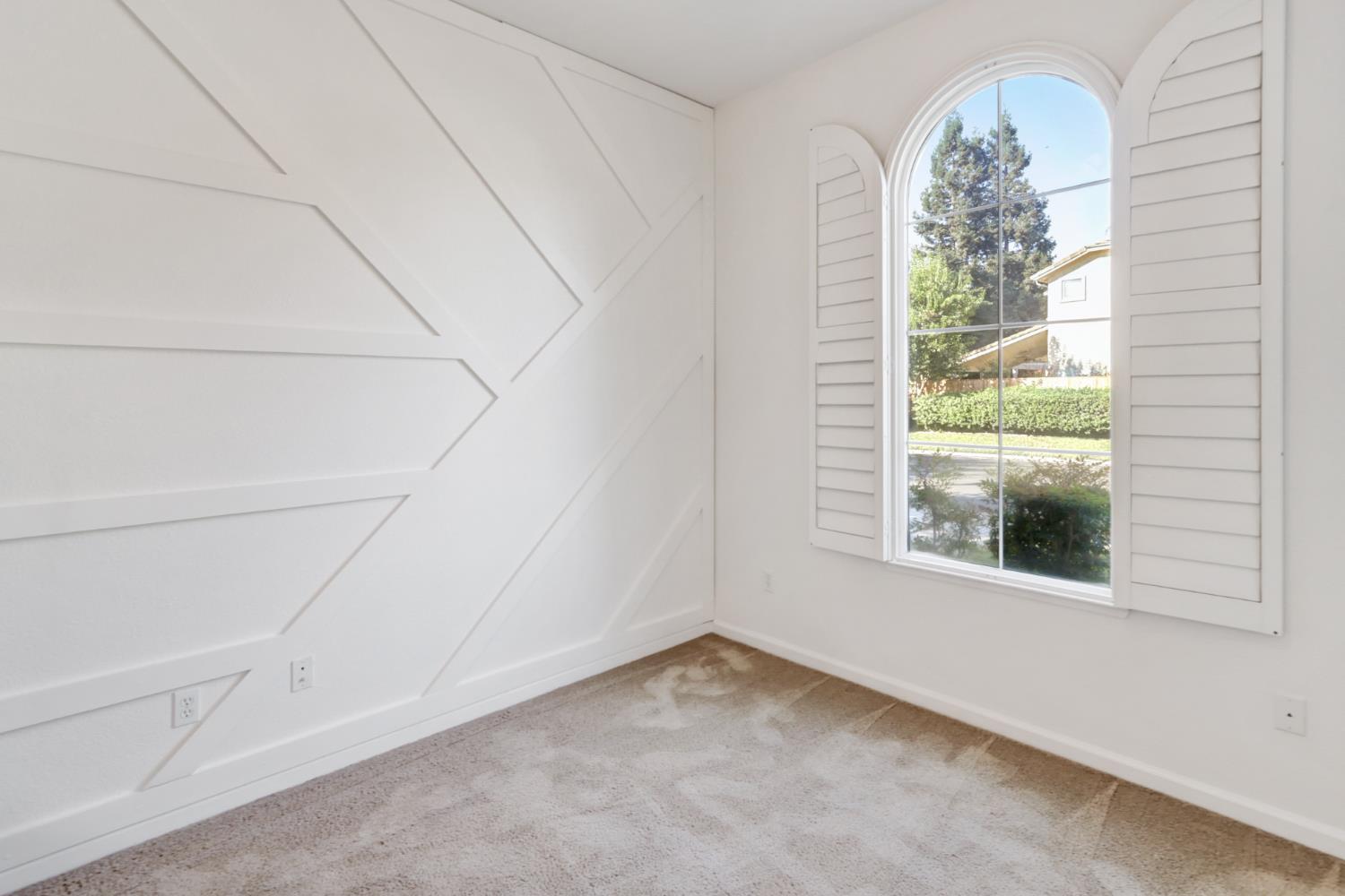 6219 Riverbank Circle