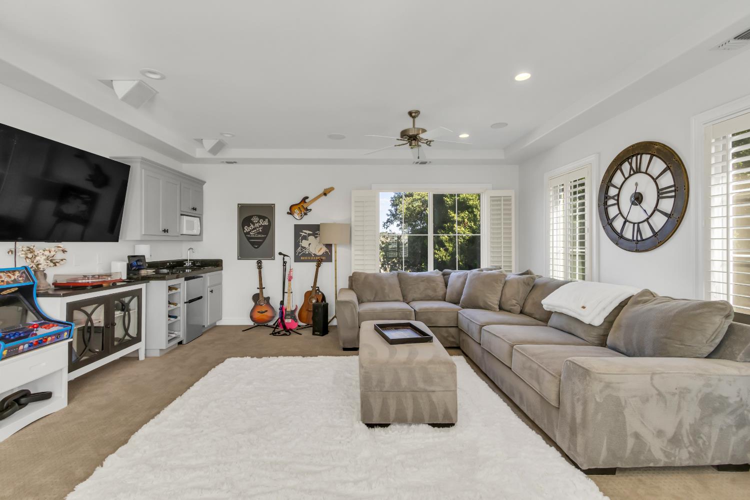 5457 Sur Mer Drive
