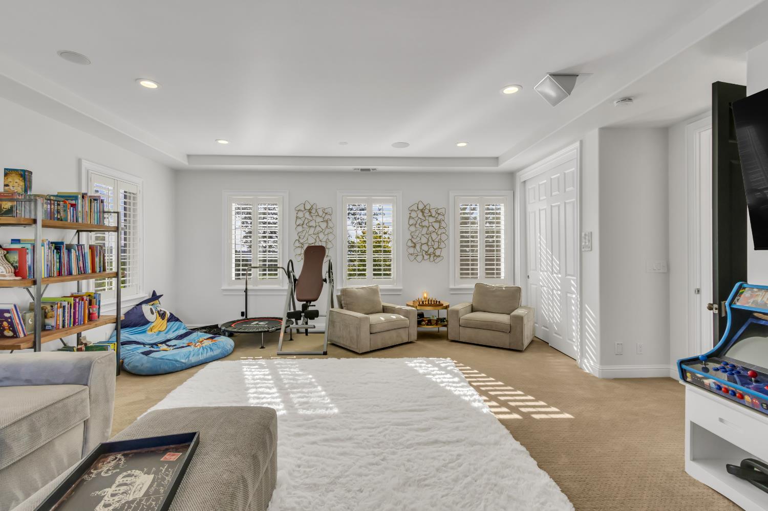 5457 Sur Mer Drive