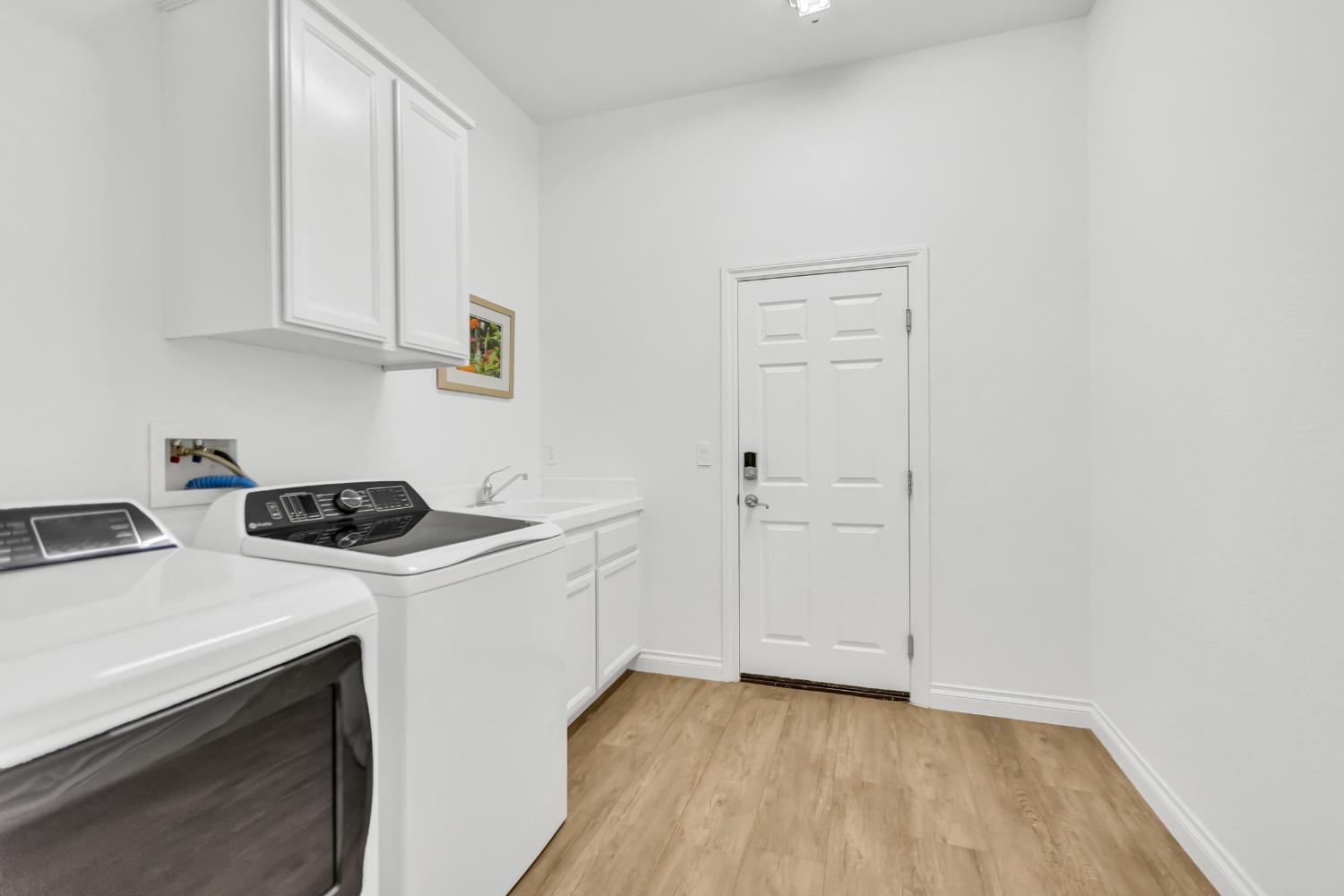 3832 Gibbons Parkway