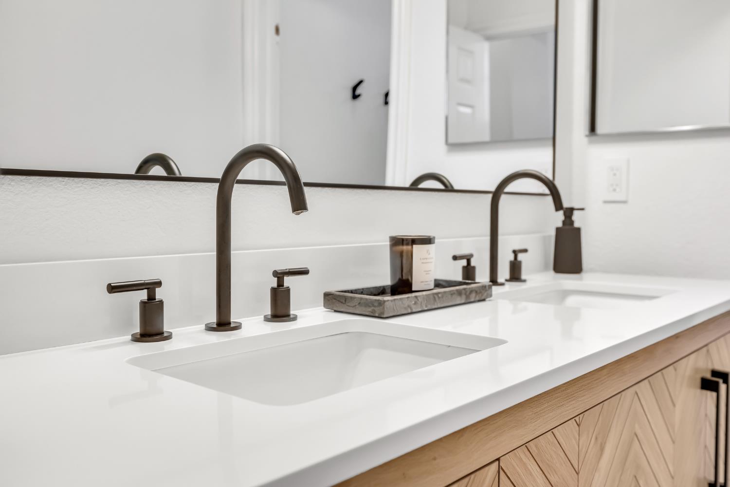 3832 Gibbons Parkway