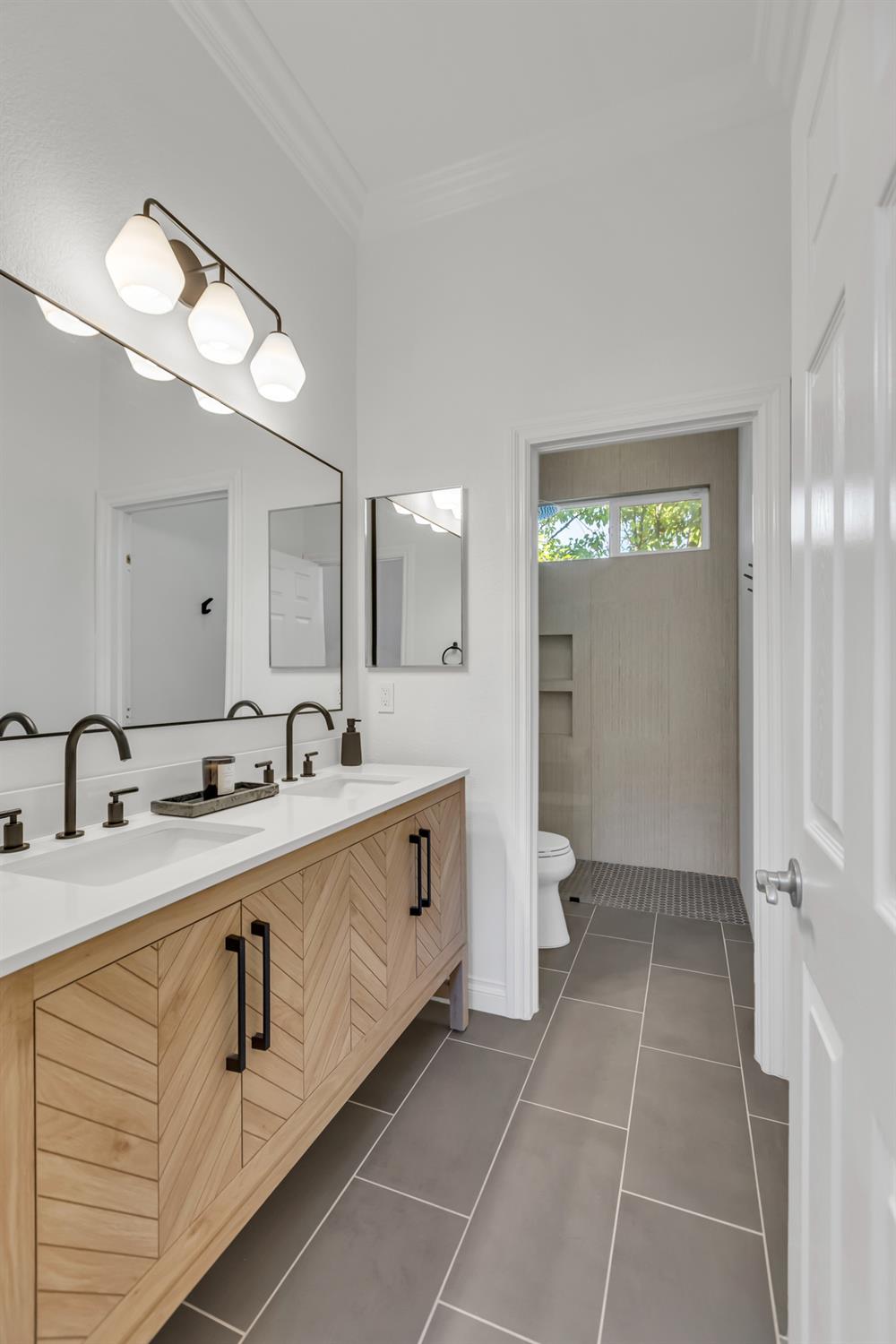 3832 Gibbons Parkway