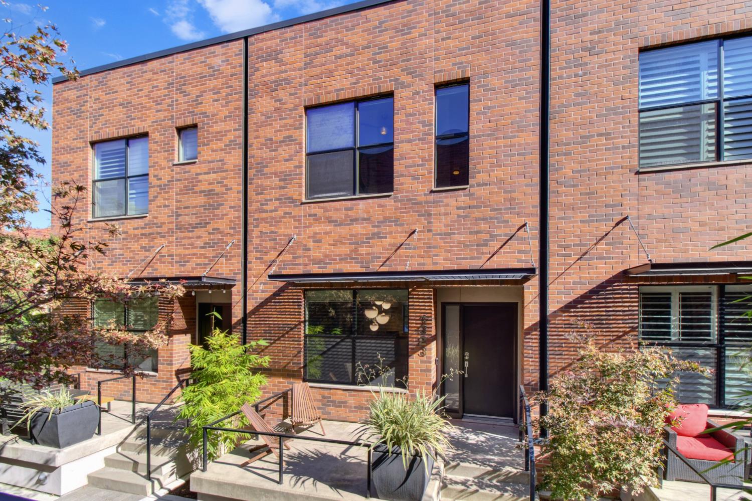 1323 East Sutter Walk