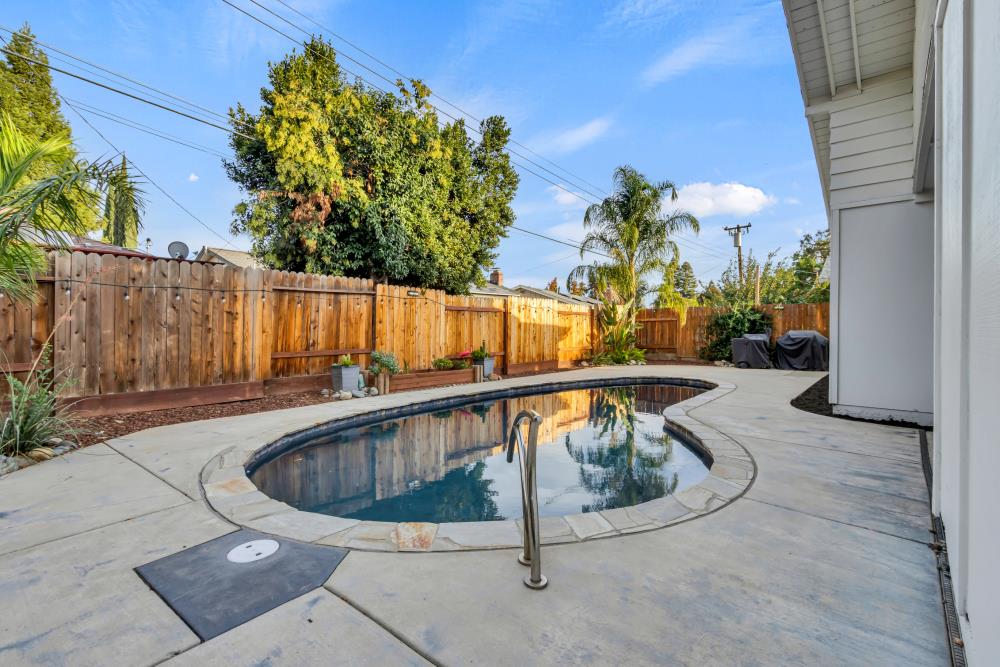 6315 Hemlock Way