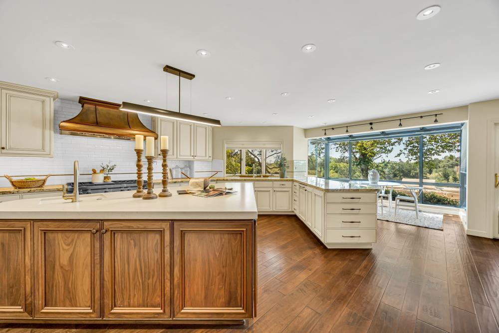 9801 Mira Del Rio Drive