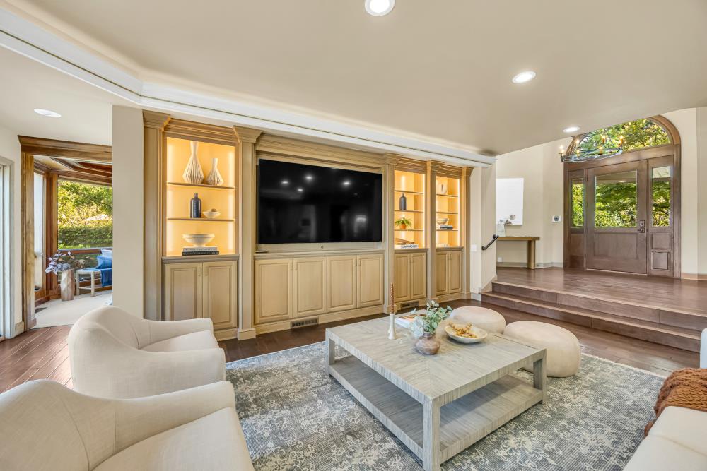 9801 Mira Del Rio Drive