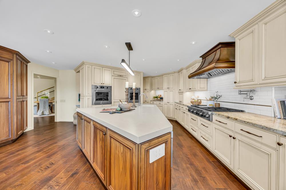 9801 Mira Del Rio Drive