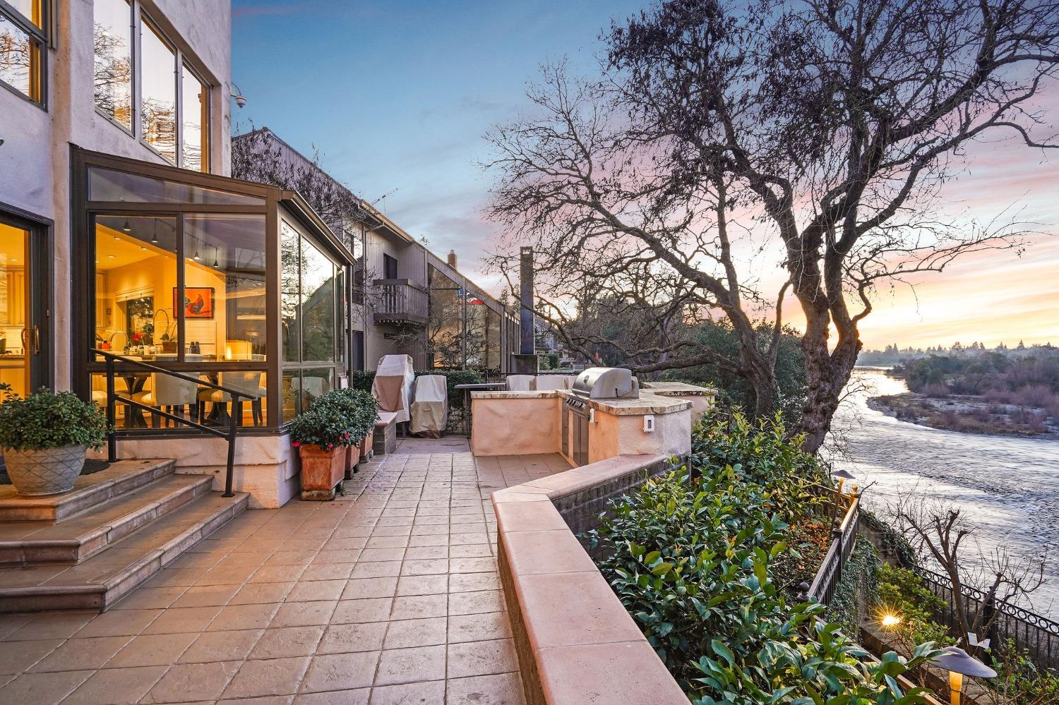 9801 Mira Del Rio Drive