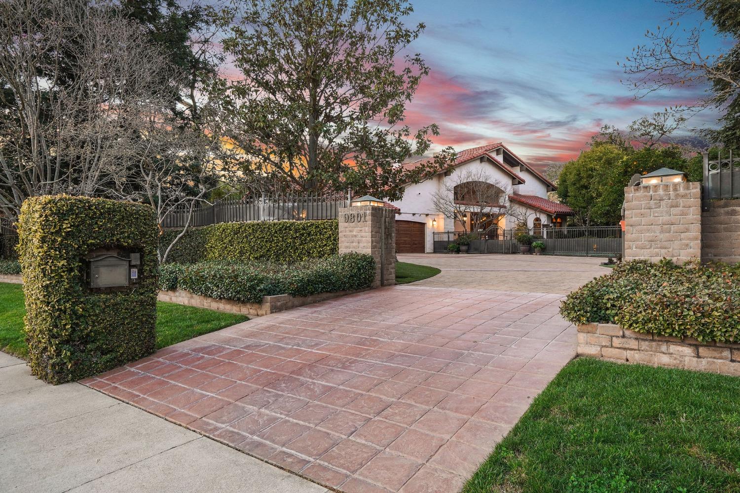 9801 Mira Del Rio Drive